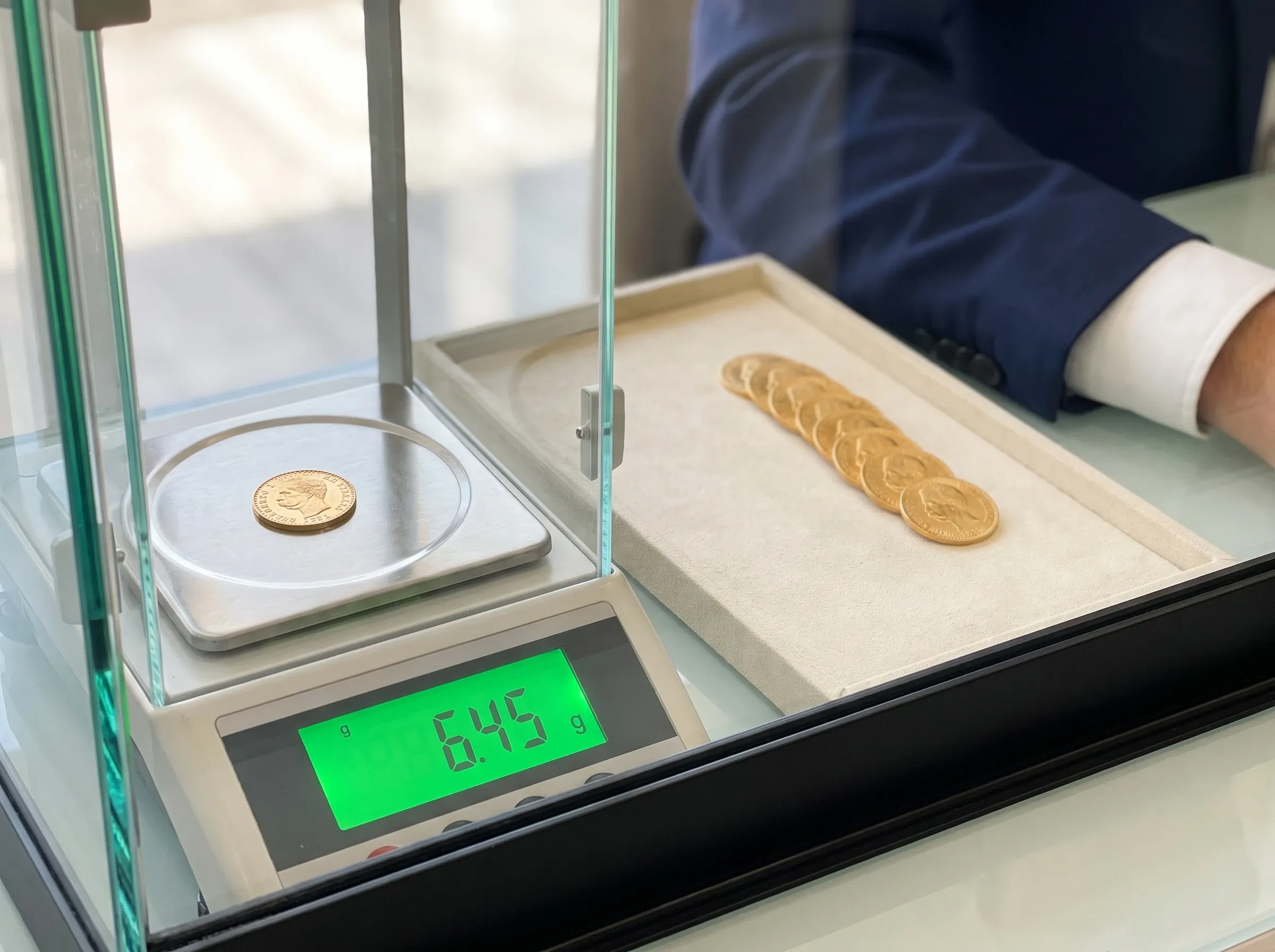Un marengo d’oro sulla bilancia di precisione, che segna 6,45 grammi