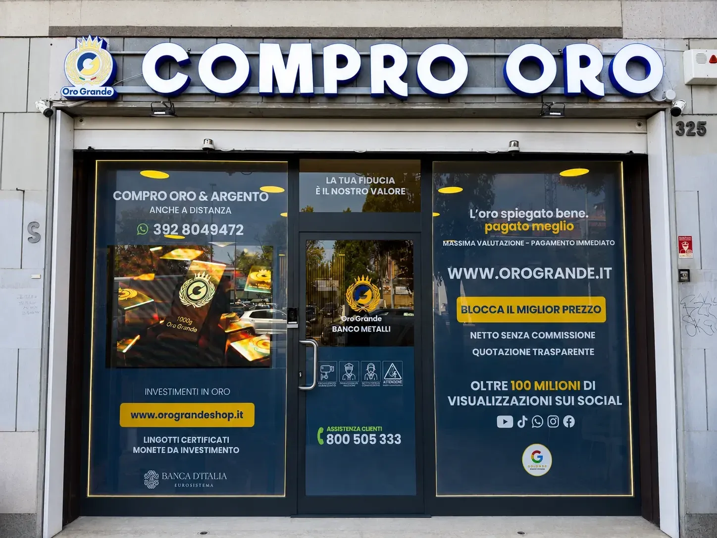 La vetrina della sede Oro Grande di Roma, con l’insegna «Compro oro» sopra l’ingresso